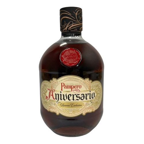 Rum Pampero Aniversario Reserva Exclusiva w płaskiej, zaokrąglonej butelce z ciemnego szkła. Posiada bogato zdobioną, złotą etykietę z nazwą produktu. Na szyjce butelki znajduje się charakterystyczna czerwona pieczęć woskowa.