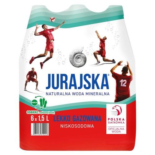 Opakowanie zbiorcze wody mineralnej Jurajska, lekko gazowanej i niskosodowej. Zawiera 6 butelek po 1,5 litra każda, łącznie 9 litrów. Na etykiecie grafiki siatkarzy w akcji, muszla amonitu oraz informacja o kaucji.
