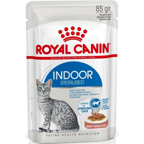 Biała saszetka karmy Royal Canin Indoor Sterilised dla kotów domowych, sterylizowanych, 85 g. Zawiera kawałki w sosie.