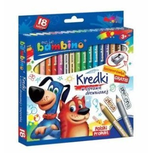 Kredki w oprawie drewnianej Moje Bambino, zestaw 18 sztuk. Opakowanie z przezroczystym okienkiem, ukazującym różnokolorowe kredki. Dołączona temperówka gratis. Na froncie grafika z niebieskim psem i rudym kotem. Polski produkt dla dzieci od 3 lat.