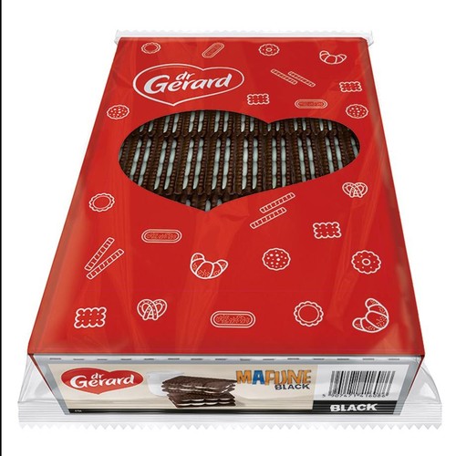 Czerwone opakowanie ciastek Dr Gerard Marine Black. W środku ciemne ciastka przełożone białym kremem.