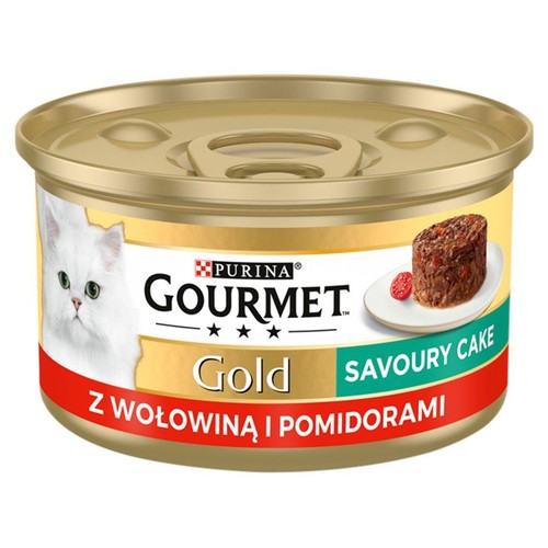 Złota puszka karmy Gourmet Gold Savoury Cake z wołowiną i pomidorami. Widoczny biały kot i grafika jedzenia.