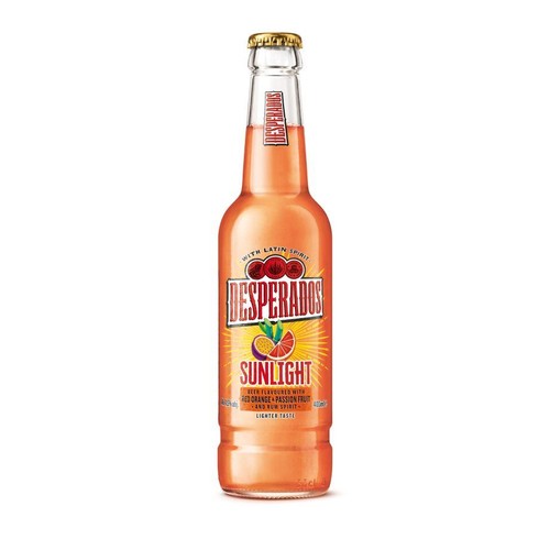 Butelka Desperados Sunlight, piwa smakowego z latynoskim duchem. Na etykiecie grafika czerwonej pomarańczy i marakui. Produkt o smaku czerwonej pomarańczy, marakui i rumu, z lżejszym smakiem. Pojemność 550 ml.