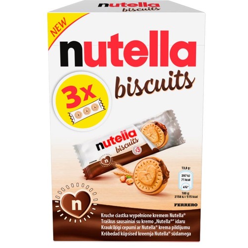 Białe opakowanie Nutella Biscuits, nowość. Zawiera 3 paczki kruchych ciastek z kremem Nutella. Widoczne ciastka, orzechy laskowe.