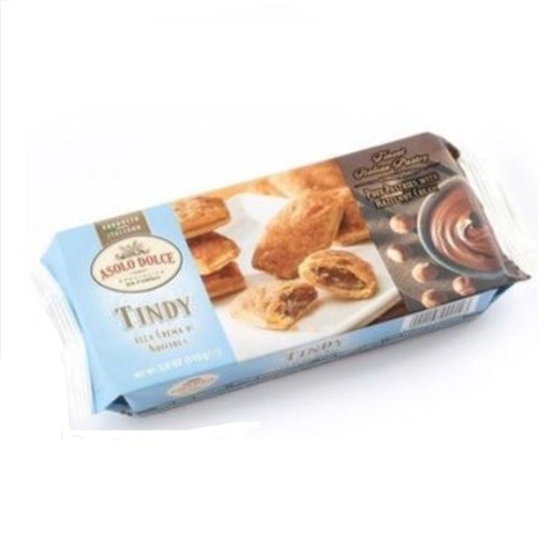 Opakowanie ciastek Asolo Dolce Tindy z kremem orzechowym. Na jasnoniebieskim tle nazwa produktu. Na opakowaniu grafika przedstawiająca kilka ciastek, jedno przekrojone z widocznym nadzieniem, oraz miseczkę kremu orzechowego z orzechami laskowymi. 