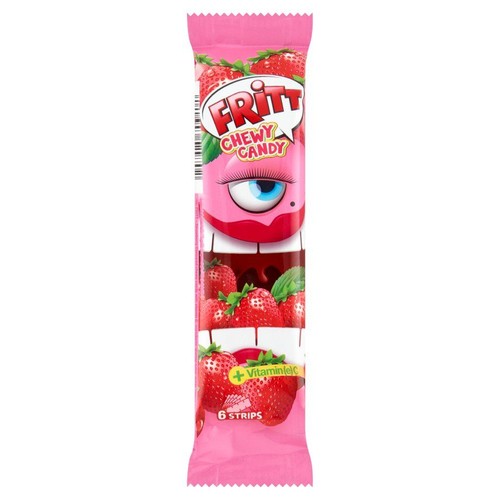 Różowe opakowanie żelków Fritt Chewy Candy o smaku truskawkowym. Na opakowaniu widnieje logo produktu, stylizowana grafika twarzy z dużym okiem i ustami, a także ilustracje świeżych truskawek. Produkt zawiera 6 pasków i jest wzbogacony o Witaminę C.