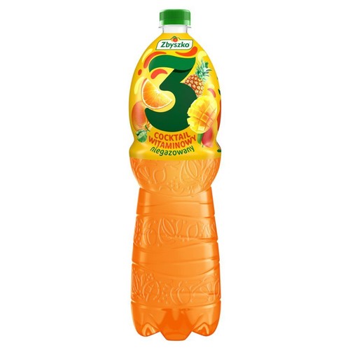 Pomarańczowy napój Zbyszko 3 w butelce z zieloną zakrętką. Na etykiecie grafiki owoców: pomarańcza, ananas, mango.