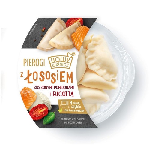 Pierogi Nowy Wiśnicz z nadzieniem z łososia, suszonych pomidorów i sera ricotta, w przezroczystym opakowaniu. Na etykiecie widnieje propozycja podania z ugotowanymi pierogami. Produkt jest szybki w przygotowaniu (4 minuty) i bez konserwantów.