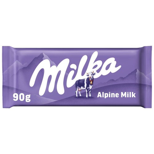 Czekolada mleczna Milka Mleko Alpejskie 90g. Fioletowe opakowanie z grafiką przedstawiającą krowę z dzwonkiem na tle alpejskich szczytów. Logo Milka jest białe i duże.