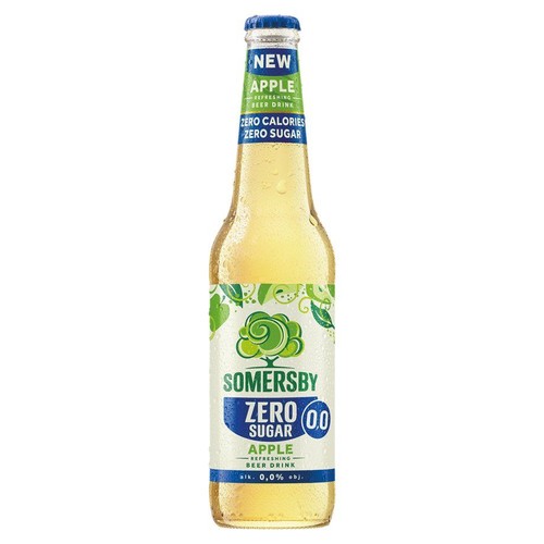 Nowy Somersby Jabłkowy Zero Cukru, orzeźwiający napój piwny w szklanej butelce. Etykieta z zielonym logo i liśćmi jabłoni. Produkt bezalkoholowy (0,0%), bez cukru i kalorii. Widoczne krople rosy na butelce.