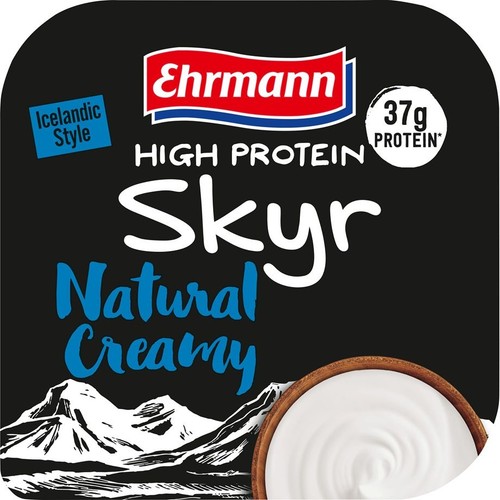 Opakowanie Ehrmann Skyr Natural Creamy, wysokobiałkowy, styl islandzki. Zawiera 37g białka. Widać biały skyr w drewnianej misce.