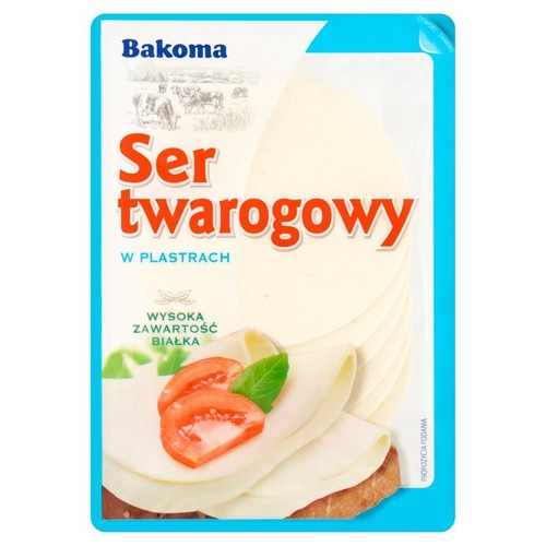 Opakowanie sera twarogowego Bakoma w plastrach. Na etykiecie informacja o wysokiej zawartości białka.