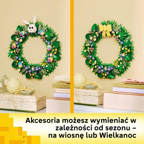 Dwa warianty wieńca wiosennego Icons KL.40957, wiszące na jasnej ścianie. Lewy wieniec ozdobiony białym zającem i kolorowymi pisankami. Prawy wieniec ma żółtą kokardę. Oba składają się z zielonych liści, żółtych i fioletowych kwiatów.