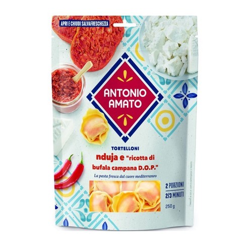 Białe opakowanie tortelloni Antonio Amato z ndują i ricottą. Widoczne ilustracje składników i gotowego makaronu. 250 g.