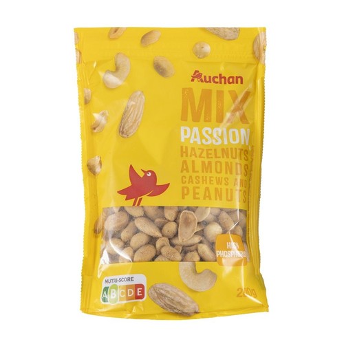 Produkt Auchan Mix Passion w żółtym opakowaniu z przezroczystym okienkiem, ukazującym mieszankę orzechów. W skład wchodzą orzechy laskowe, migdały, nerkowce i orzeszki ziemne. Waga netto 240g.