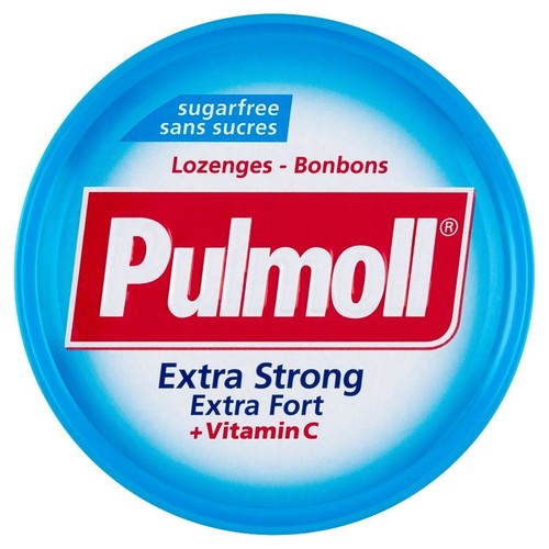Okrągłe, niebieskie pudełko pastylek Pulmoll Extra Strong. Produkt jest bez cukru i zawiera witaminę C. Na etykiecie widnieje nazwa "Pulmoll" w czerwonym prostokącie oraz "Lozenges - Bonbons".