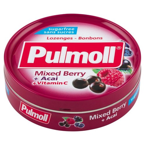 Opakowanie cukierków Pulmoll o smaku mieszanych owoców leśnych i acai, wzbogaconych witaminą C. Produkt jest bez cukru. Puszka ma kolor czerwono-bordowy, z ilustracjami owoców na etykiecie.