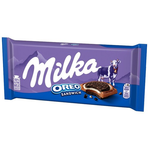 Czekolada Milka Oreo Sandwich w fioletowym opakowaniu z motywem gór. Widoczna grafika tabliczki z ciastkiem Oreo i kremem. Na etykiecie informacja o 100% mleku alpejskim i waga 100g.