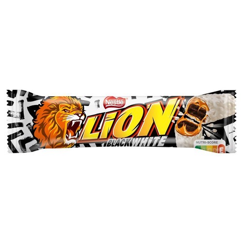 Nestle Lion Black&White baton w białym opakowaniu z czarnymi wzorami. Widoczny przekrój batona z waflem i karmelem.