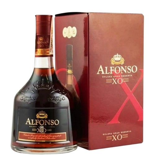 Butelka brandy Alfonso Solera Gran Reserva XO z czarną etykietą i złotym napisem, obok czerwone pudełko z logo.