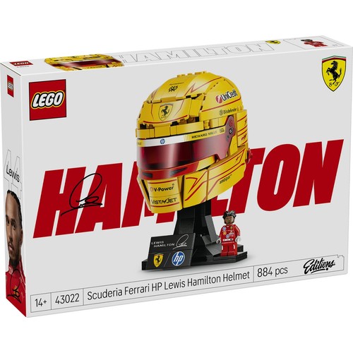 Zestaw konstrukcyjny LEGO 43022 przedstawiający model kasku Lewisa Hamiltona w barwach Scuderia Ferrari HP. Na opakowaniu widoczny jest żółty kask z klocków z czerwonymi detalami oraz minifigurka kierowcy. Zestaw składa się z 884 elementów.