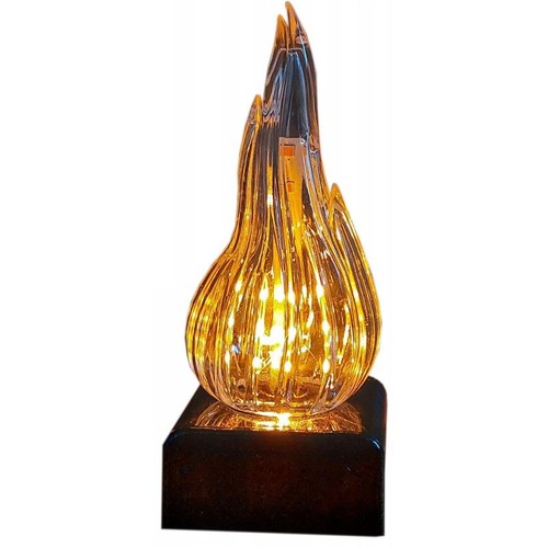 Elegancka lampa stołowa z efektem płomienia, z transparentnego szkła lub akrylu, z licznymi diodami LED emitującymi ciepłe światło. Stoi na ciemnej, prostokątnej podstawie. Tworzy przytulną atmosferę.