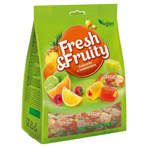 Opakowanie galaretek Fresh & Fruity z nadzieniem. Torebka jest zielona, z przodu duży napis "Fresh & Fruity" na pomarańczowym tle. Obok napisu logo "Vegan". Grafiki owoców: ananas, pomarańcza, limonka, cytryna, maliny. Waga netto 245g.
