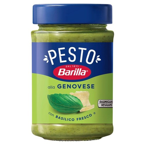 Słoik pesto Barilla po genueńsku z niebieską nakrętką. Na etykiecie grafika bazylii i parmezanu.