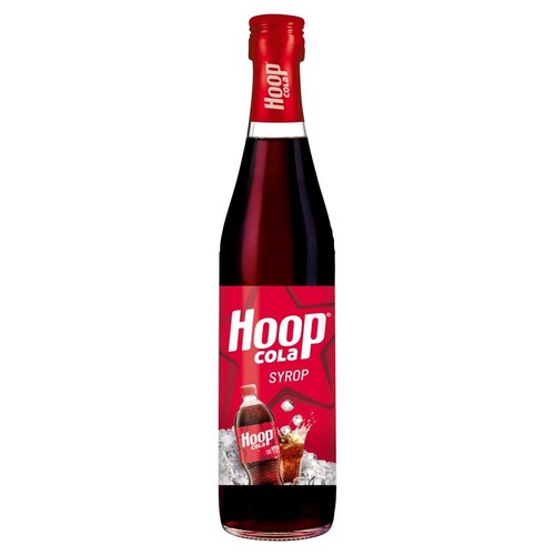 Syrop Hoop Cola w butelce z czerwoną etykietą. Widoczne logo Hoop Cola i mała butelka na grafice.