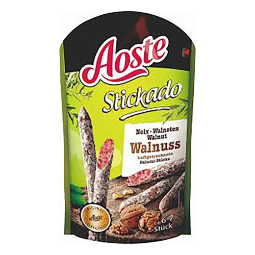 Zielono-czarne opakowanie Aoste Stickado, suszone paluszki salami z orzechami włoskimi. Na etykiecie widoczna grafika przedstawiająca salami i orzechy na drewnianej desce. Opakowanie zawiera 6-7 sztuk.