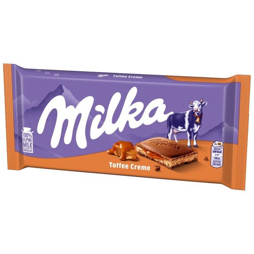 Czekolada Milka Toffee Creme w fioletowo-pomarańczowym opakowaniu. Widoczne logo Milka, fioletowa krowa, alpejski krajobraz i grafika czekolady z nadzieniem toffee. Na opakowaniu informacja "100% alpejskie mleko".