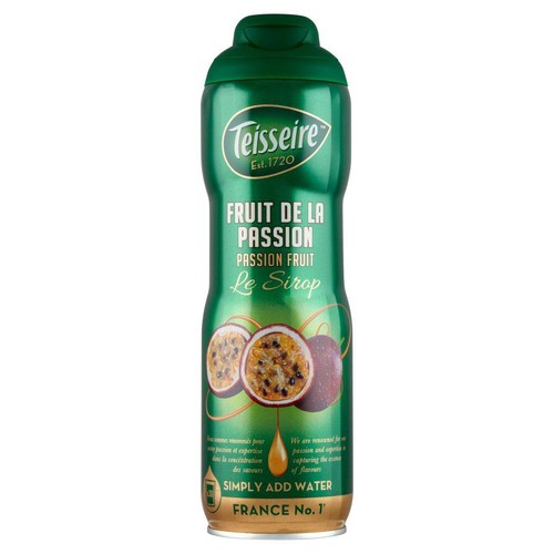 Syrop Teisseire Marakuja w zielonej butelce z zieloną zakrętką. Etykieta zawiera napisy "Passion Fruit" i "Le Sirop", a także ilustracje świeżych, przekrojonych marakui. Produkt do rozcieńczania wodą.