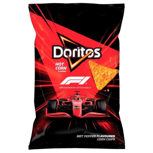 Chipsy kukurydziane Doritos o smaku ostrej papryki w czarnej paczce z czerwonymi akcentami i bolidem Formuły 1.
