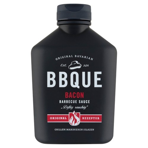 Opakowanie sosu BBQUE Bacon Barbecue Sauce, 400 ml. Czarna butelka z ciemną zakrętką. Etykieta zawiera logo BBQUE, informację "Original Bavarian", "Oryginalna receptura" oraz wskazówki "Grillowanie | Marynowanie | Glazurowanie".