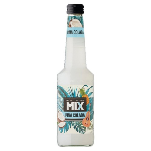 Produkt w szklanej butelce, przeznaczony do przygotowania koktajlu Pina Colada. Etykieta zawiera nazwę "Famous Cocktail Mix Pina Colada" oraz ilustracje tropikalne: liście, ananas, kokos i instrument muzyczny. Butelka jest zamknięta czarną zakrętką.