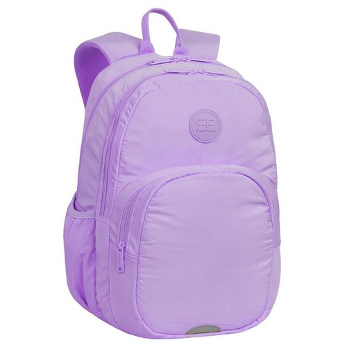Jasnofioletowy plecak marki CoolPack, widoczny z przodu. Posiada główną komorę zapinaną na zamek, mniejszą kieszeń z przodu również na zamek oraz boczną kieszeń siatkową. Na górze uchwyt, a na dole mały odblask.