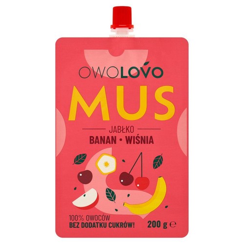 Owolovo Mus Jabłko Banan Wiśnia w różowej saszetce z czerwoną zakrętką. Na opakowaniu widnieje nazwa produktu oraz ilustracje jabłka, banana i wiśni. Produkt 200g, 100% owoców, bez dodatku cukrów.
