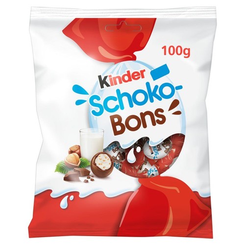 Produkt Kinder Schoko-Bons w białej torebce 100g. Na grafice widoczne są czekoladki, orzechy laskowe, kawałki czekolady, szklanka mleka i rozkrojona czekoladka z białym, chrupiącym nadzieniem.