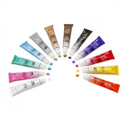 Zestaw 12 tubek farb KIDEA Fluffy Beadline po 12 ml każda, ułożonych w półokrąg. Tubki są w różnych kolorach, z widocznymi kroplami farby.
