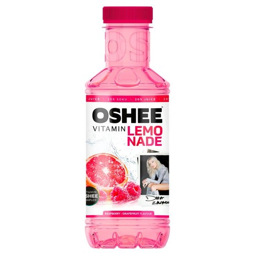 Różowa butelka napoju OSHEE Vitamin Lemonade o smaku malinowo-grejpfrutowym. Na etykiecie widoczne są grafiki przekrojonego grejpfruta, malin oraz kropli wody. Produkt zawiera 20% soku i kompleks witamin.