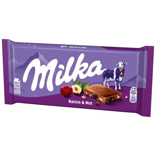 Fioletowe opakowanie czekolady Milka Rodzynki i Orzechy 100g. Na etykiecie widnieje biała krowa z dzwonkiem, góry, logo Milka oraz ilustracje czerwonych rodzynek, orzechów laskowych i kawałka czekolady z wkładkami.