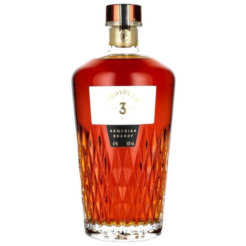 Butelka ormiańskiej brandy Proshyan 3, 40% alkoholu, 500 ml. Ma fasetowane dno i złotą zakrętkę.