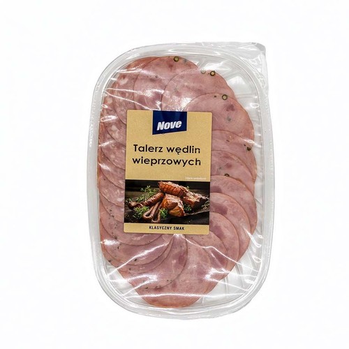 Przezroczyste, owalne opakowanie z plastrami wędlin wieprzowych marki Nove. Wędliny są jasnoróżowe, okrągłe, z widocznymi ciemnymi drobinkami przypraw. Na etykiecie grafika mięsa i napis "Talerz wędlin wieprzowych, Klasyczny smak".