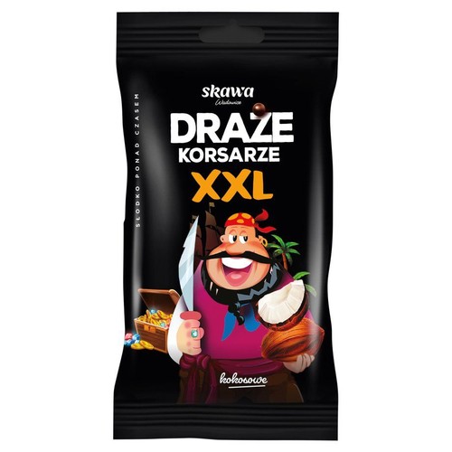 Produkt Skawa Draże Korsarze XXL o smaku kokosowym w czarnej torebce. Na etykiecie wizerunek pirata z nożem, kokosem i migdałem. W tle skrzynia skarbów i palma. Napis "Słodko ponad czasem".