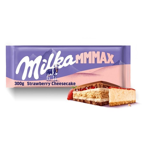 Opakowanie czekolady Milka MMMMAX 300g, smak sernik truskawkowy. Fioletowa etykieta z wizerunkiem krowy Milka i alpejskich gór. Obok opakowania grafika przedstawiająca przekrój czekolady i kawałek sernika z truskawką.