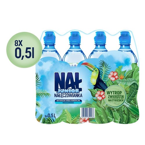 Multipack Nałęczowianka Junior, 8 butelek po 0,5 litra naturalnej wody mineralnej niegazowanej. Opakowanie z motywem dżungli, przedstawiające tukana, zielone liście i czerwone kwiaty. Butelki mają niebieskie zakrętki.