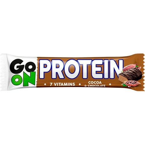 Brązowo-białe opakowanie batona Go ON Protein. Produkt zawiera 7 witamin oraz ma smak kakao i czekolady. Na etykiecie widnieje ilustracja przekrojonego batona oblanej czekoladą oraz ziaren kakao, podkreślając składniki.