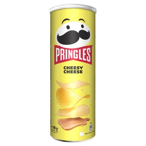 Pringles Cheesy Cheese w żółtej tubie z wizerunkiem chipsów, plastrów sera i drewnianej deski. Waga 165 gramów.