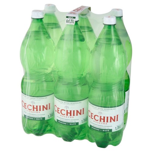 Zgrzewka sześciu zielonych butelek PET naturalnej wody mineralnej Cechini Muszyna. Każda butelka ma pojemność 1,75 litra. Woda jest wysokozmineralizowana, wzbogacona w magnez i wapń, z białymi etykietami.