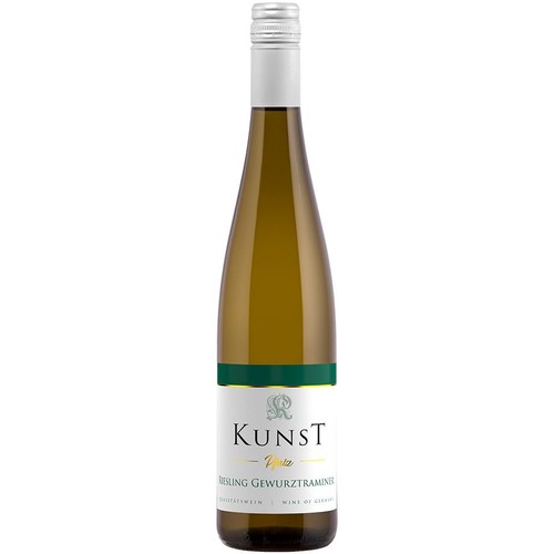 Butelka białego wina Kunst Riesling Gewurztraminer z Niemiec. Przezroczysta butelka z winem o jasnożółtej barwie. Biała etykieta z zielonym paskiem, nazwą marki "Kunst" i szczepami "Riesling Gewurztraminer". Srebrna zakrętka.